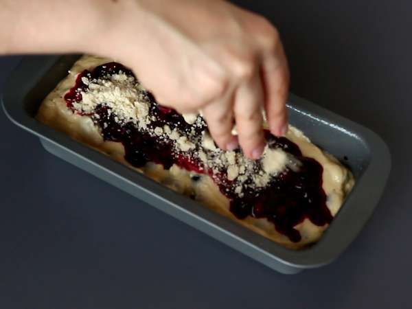 Bizcocho de arándanos con cobertura crumble: receta fácil con resultado de vitrina - Preparación paso 7