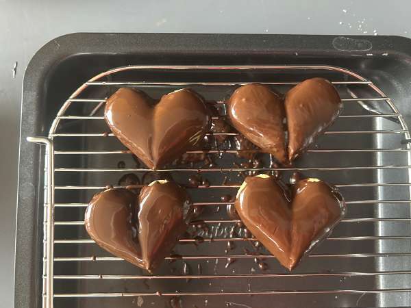 Corazones de soletilla con cobertura de chocolate y pistacho - Preparación paso 6