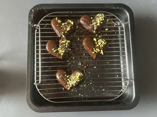 Corazones de soletilla con cobertura de chocolate y pistacho - Preparación paso 7