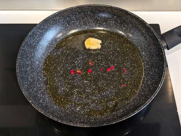 Salsa de calamares con tomate cherry y vino blanco: ideal para pasta - Preparación paso 3