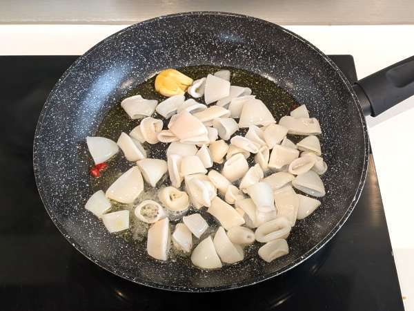 Salsa de calamares con tomate cherry y vino blanco: ideal para pasta - Preparación paso 4