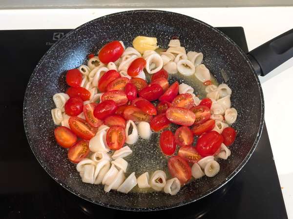 Salsa de calamares con tomate cherry y vino blanco: ideal para pasta - Preparación paso 6