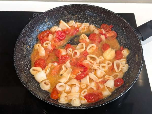 Salsa de calamares con tomate cherry y vino blanco: ideal para pasta - Preparación paso 7