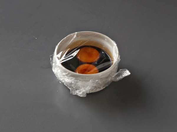 Onigiri con yemas de huevo marinadas en salsa de soja - Preparación paso 1