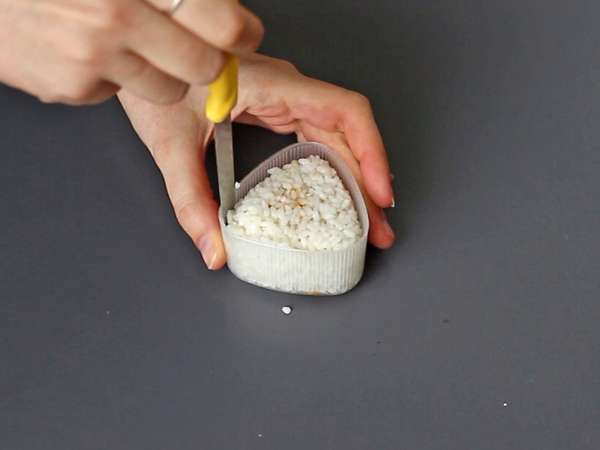 Onigiri con yemas de huevo marinadas en salsa de soja - Preparación paso 7