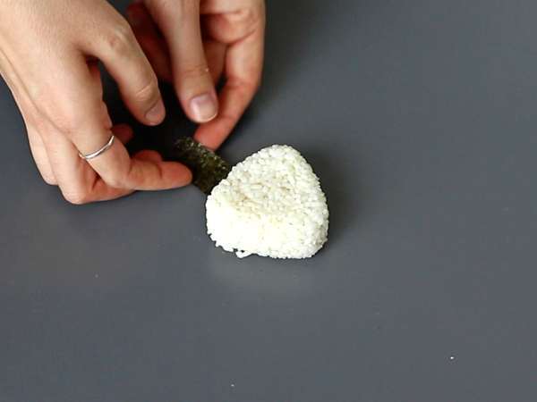 Onigiri con yemas de huevo marinadas en salsa de soja - Preparación paso 9