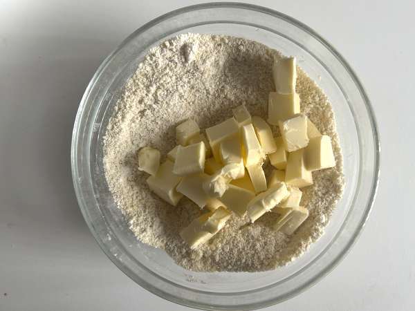 Crumble de arándanos con almendra: dorado por arriba, jugoso por dentro - Preparación paso 2