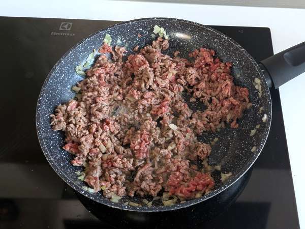 Bollitos de masa de pizza rellenos de carne picada y cheddar en freidora de aire - Preparación paso 1