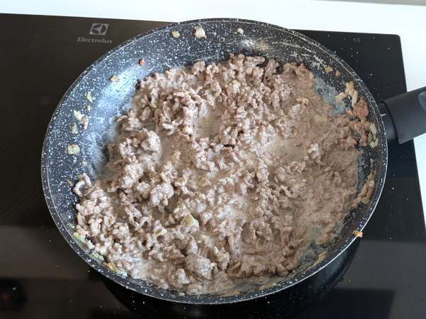 Bollitos de masa de pizza rellenos de carne picada y cheddar en freidora de aire - Preparación paso 2