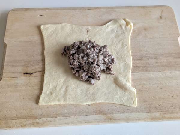 Bollitos de masa de pizza rellenos de carne picada y cheddar en freidora de aire - Preparación paso 4