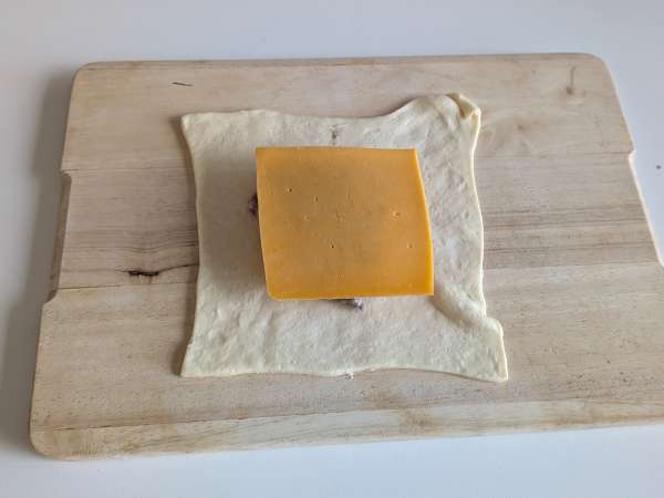 Bollitos de masa de pizza rellenos de carne picada y cheddar en freidora de aire - Preparación paso 5