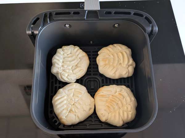Bollitos de masa de pizza rellenos de carne picada y cheddar en freidora de aire - Preparación paso 9