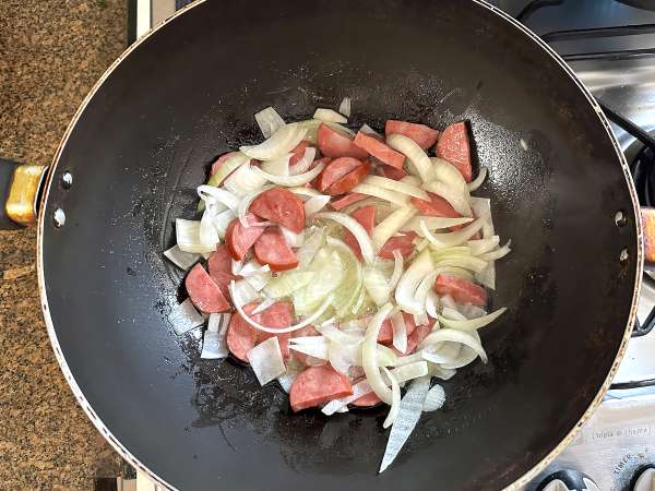 Farofa brasileña dorada con chorizo fresco, huevo y zanahoria - Preparación paso 1