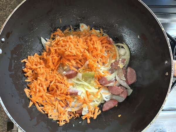 Farofa brasileña dorada con chorizo fresco, huevo y zanahoria - Preparación paso 2
