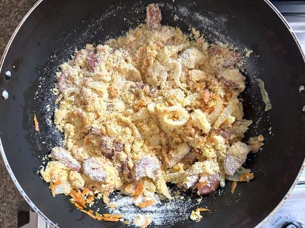 Farofa brasileña dorada con chorizo fresco, huevo y zanahoria - Preparación paso 3