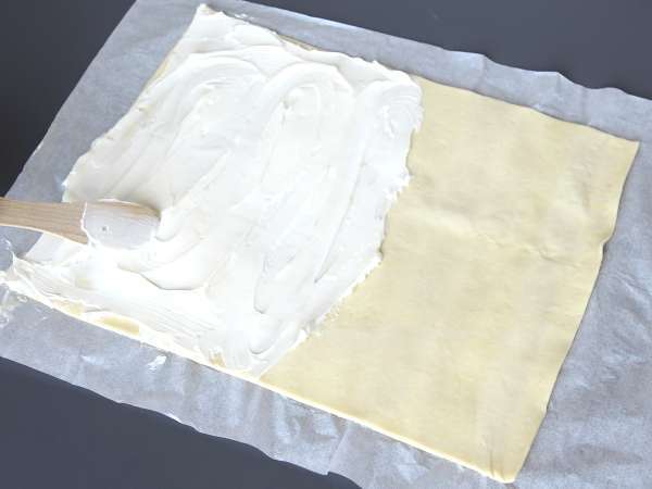 Hojaldres trenzados con queso y mantequilla de ajo y perejil en freidora de aire - Preparación paso 1