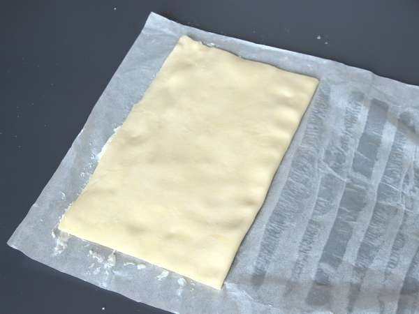 Hojaldres trenzados con queso y mantequilla de ajo y perejil en freidora de aire - Preparación paso 3