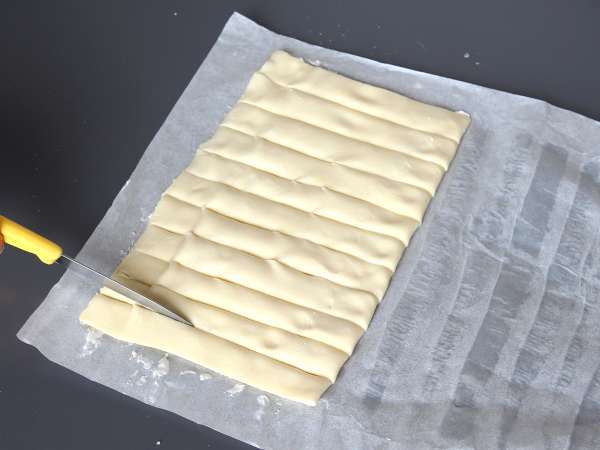 Hojaldres trenzados con queso y mantequilla de ajo y perejil en freidora de aire - Preparación paso 4