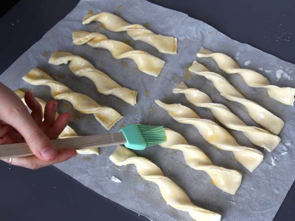 Hojaldres trenzados con queso y mantequilla de ajo y perejil en freidora de aire - Preparación paso 5