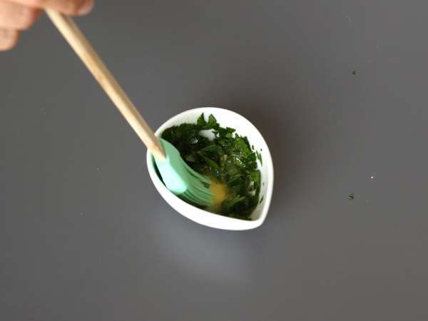 Hojaldres trenzados con queso y mantequilla de ajo y perejil en freidora de aire - Preparación paso 8