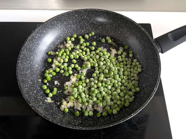 Pasta al horno gratinada con jamón, guisantes y mozzarella - Preparación paso 4