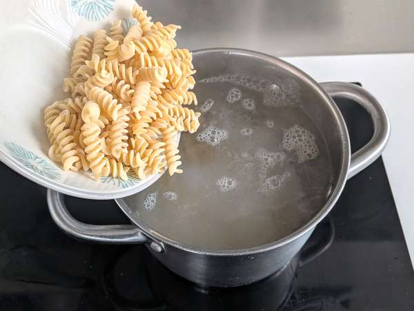 Pasta al horno gratinada con jamón, guisantes y mozzarella - Preparación paso 7