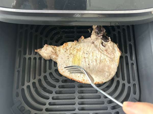 Cómo cocinar una chuleta de cerdo en la freidora de aire - Preparación paso 3