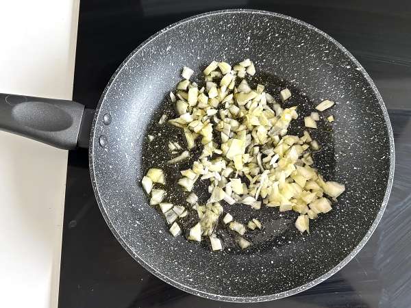 Cake salado de sardinas con masa batida y relleno jugoso - Preparación paso 1