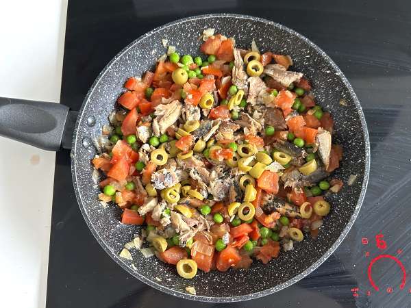 Cake salado de sardinas con masa batida y relleno jugoso - Preparación paso 3