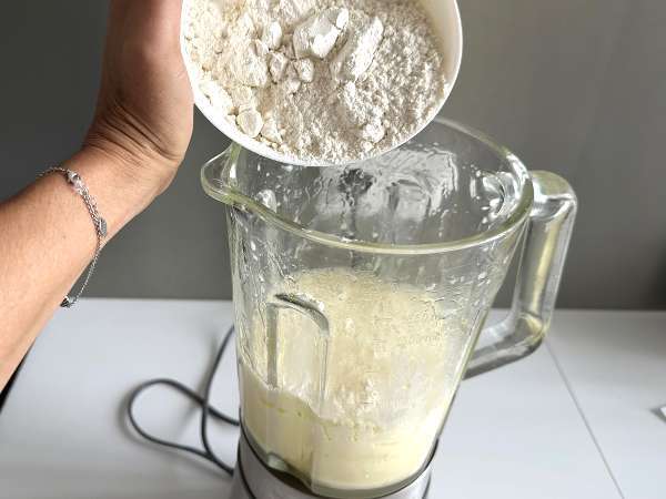 Cake salado de sardinas con masa batida y relleno jugoso - Preparación paso 5