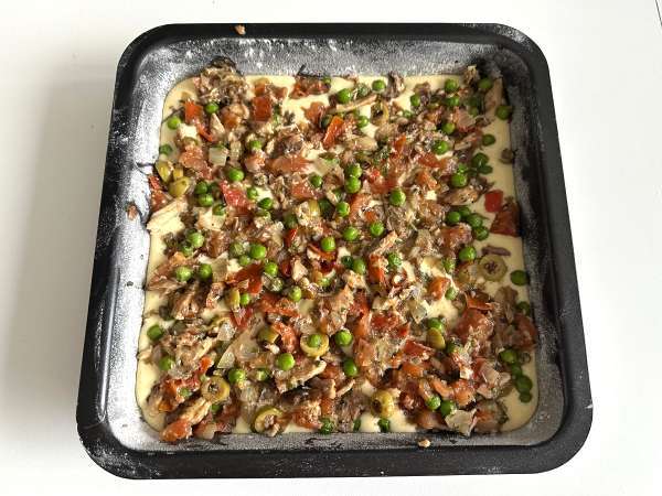 Cake salado de sardinas con masa batida y relleno jugoso - Preparación paso 8