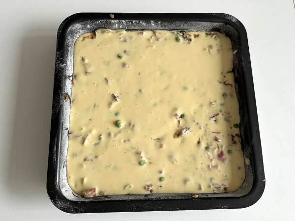 Cake salado de sardinas con masa batida y relleno jugoso - Preparación paso 9