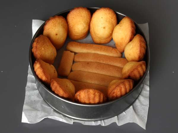 Charlota de frutos rojos con crema de vainilla y madeleines - Preparación paso 2