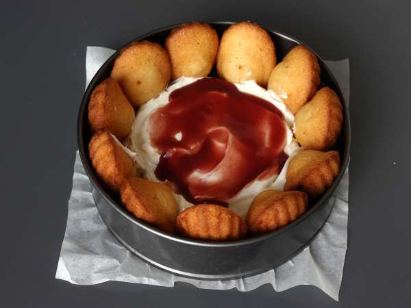 Charlota de frutos rojos con crema de vainilla y madeleines - Preparación paso 5