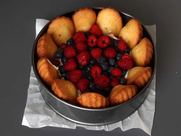 Charlota de frutos rojos con crema de vainilla y madeleines - Preparación paso 6