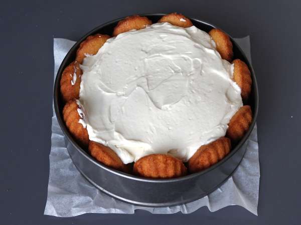 Charlota de frutos rojos con crema de vainilla y madeleines - Preparación paso 8