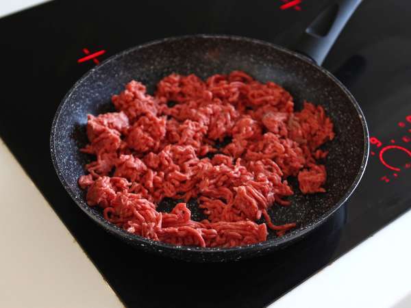 Tortillas de trigo rellenas al horno con carne picada especiada y queso - Preparación paso 1