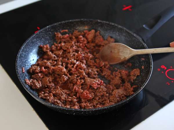 Tortillas de trigo rellenas al horno con carne picada especiada y queso - Preparación paso 2