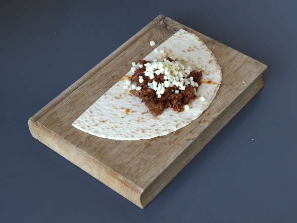 Tortillas de trigo rellenas al horno con carne picada especiada y queso - Preparación paso 4