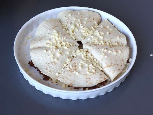 Tortillas de trigo rellenas al horno con carne picada especiada y queso - Preparación paso 5