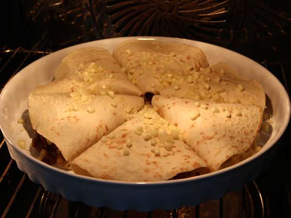 Tortillas de trigo rellenas al horno con carne picada especiada y queso - Preparación paso 6