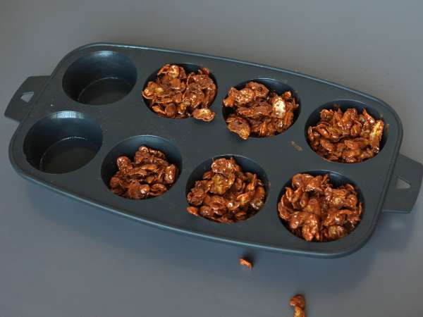 Nidos de Pascua de rocas de chocolate - Preparación paso 3