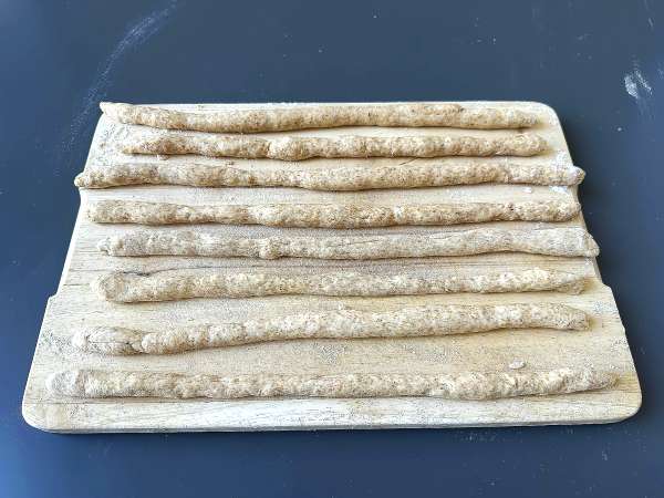 Grisines caseros con hierbas: bastones de pan crujiente fáciles de preparar - Preparación paso 4