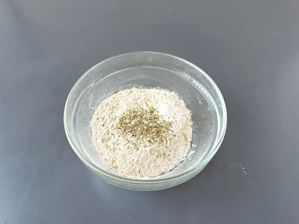 Grisines caseros con hierbas aromáticas con freidora de aire - Preparación paso 1