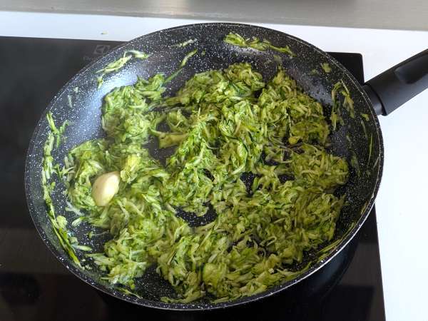 Conchiglioni rellenos de ricotta, calabacín y limón - Preparación paso 2