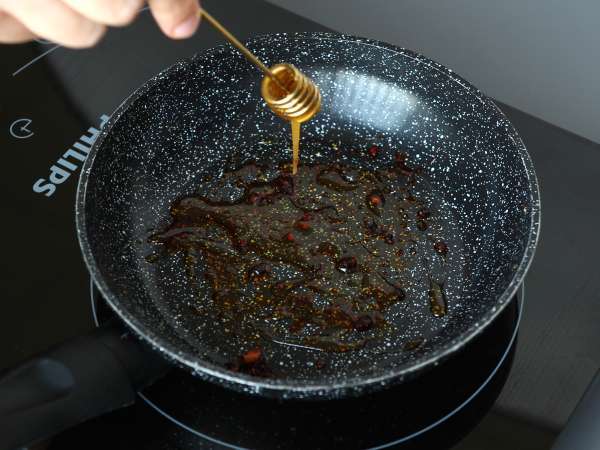 Huevos a la plancha plegados con mozzarella fundida, miel y un toque picante - Preparación paso 1