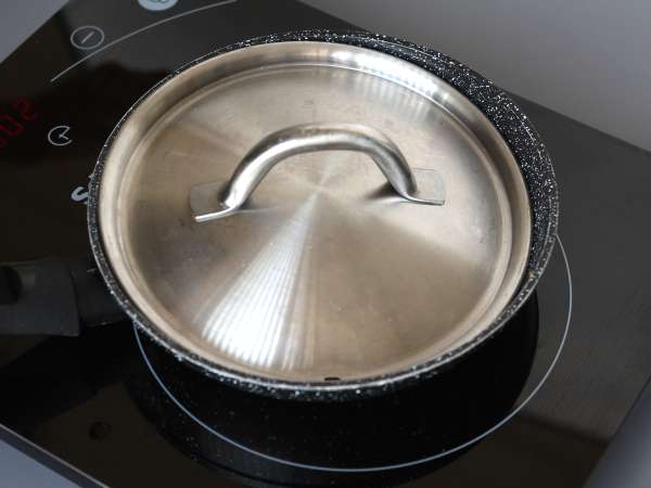 Huevos a la plancha plegados con mozzarella fundida, miel y un toque picante - Preparación paso 3