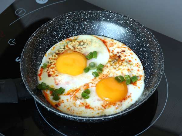 Huevos a la plancha plegados con mozzarella fundida, miel y un toque picante - Preparación paso 4