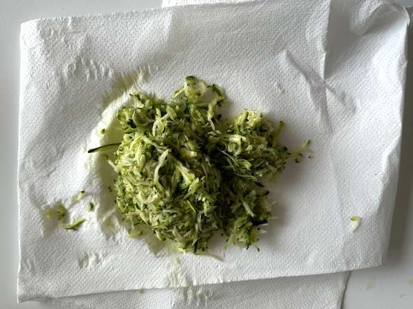 Bizcocho jugoso de pistacho, lima y calabacín - Preparación paso 1