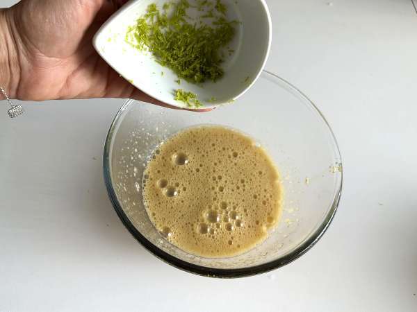 Bizcocho jugoso de pistacho, lima y calabacín - Preparación paso 4